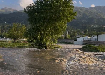 Dere yatağında su yükseldi, köprü çöktü…