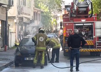 Bursa’da park halindeki otomobil alev alev yandı