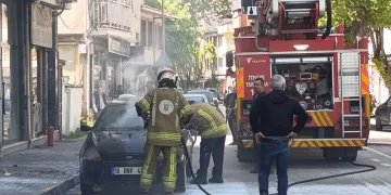 Bursa’da park halindeki otomobil alev alev yandı