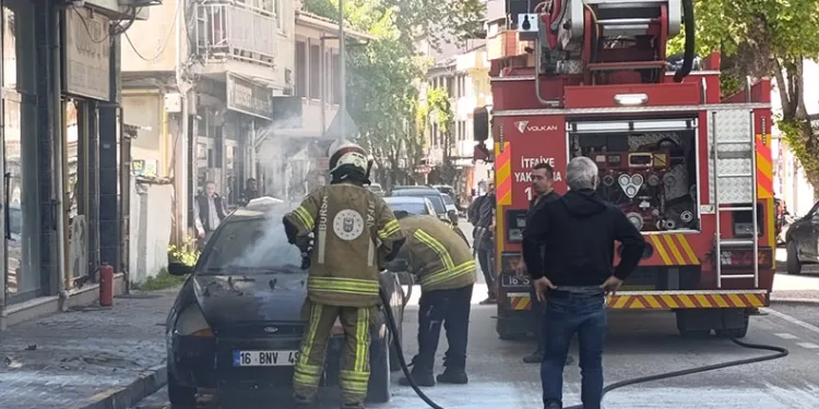 Bursa’da park halindeki otomobil alev alev yandı
