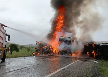 Adana’yı sağanak yağış vurdu, yollar göle döndü