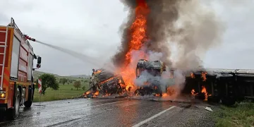 Adana’yı sağanak yağış vurdu, yollar göle döndü