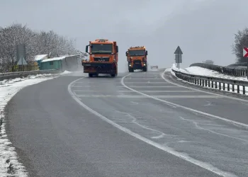 Caminin sadaka kutusundan hırsızlık kamerada