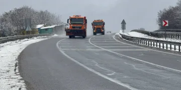 Caminin sadaka kutusundan hırsızlık kamerada