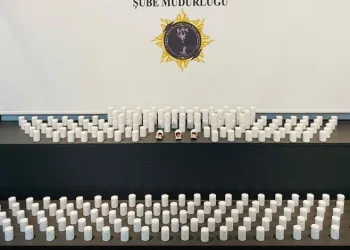 Yanan kamyonete ilk müdahaleyi beton mikseri yaptı