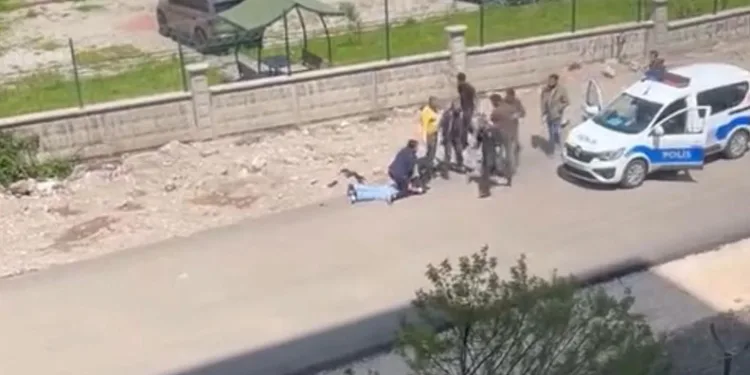 Caminin sadaka kutusundan hırsızlık kamerada
