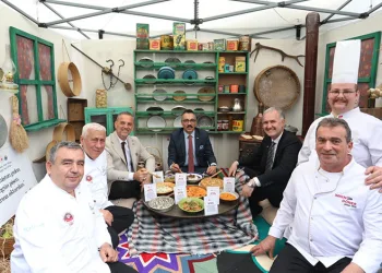 Koltuk fabrikasında korkutan yangın: 2 kişi dumandan etkilendi
