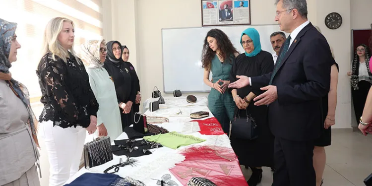 Genç sanatçılar eserlerini karekodla dijitale taşıdı