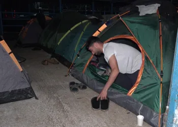 Hayvan pazarında karavan ve çadır kamping…