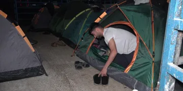 Hayvan pazarında karavan ve çadır kamping…