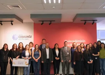 Hayvan pazarında karavan ve çadır kamping…