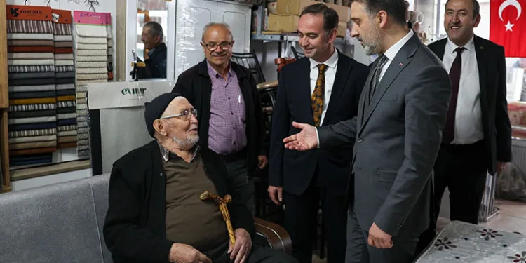 Koltuk fabrikasında korkutan yangın: 2 kişi dumandan etkilendi