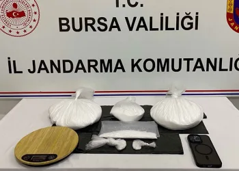 Koltuk fabrikasında korkutan yangın: 2 kişi dumandan etkilendi