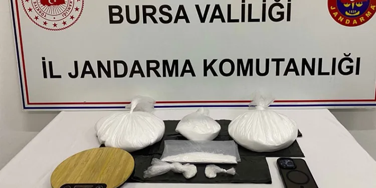 Koltuk fabrikasında korkutan yangın: 2 kişi dumandan etkilendi