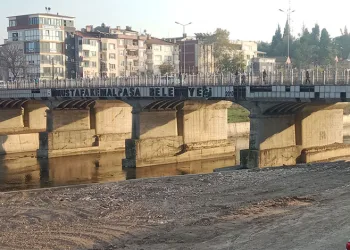 Köprüdeki Dökülmüş Yazı Mustafakemalpaşa’da Bakımsızlığın Sembolü Oldu