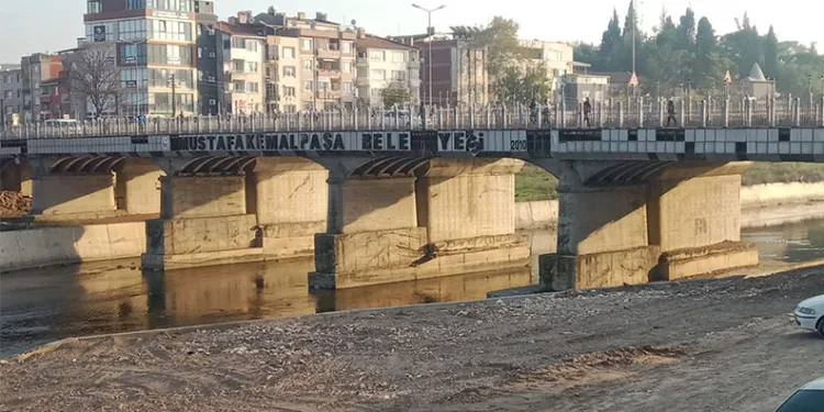 Köprüdeki Dökülmüş Yazı Mustafakemalpaşa’da Bakımsızlığın Sembolü Oldu