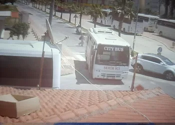 Orman işçilerinin yakınına yıldırım düştü, o anlar korkuya neden oldu