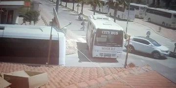 Orman işçilerinin yakınına yıldırım düştü, o anlar korkuya neden oldu