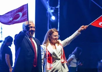 Hayvan pazarında karavan ve çadır kamping…