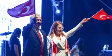 Hayvan pazarında karavan ve çadır kamping…
