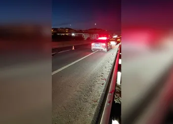 Yanan kamyonete ilk müdahaleyi beton mikseri yaptı