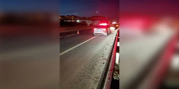 Yanan kamyonete ilk müdahaleyi beton mikseri yaptı
