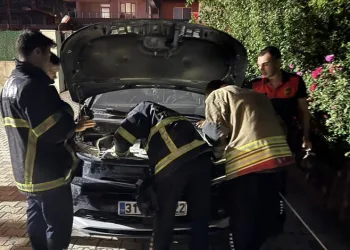 Yanan kamyonete ilk müdahaleyi beton mikseri yaptı