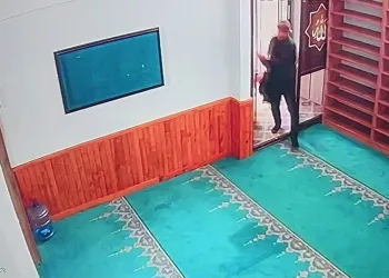Caminin sadaka kutusundan hırsızlık kamerada