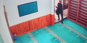 Caminin sadaka kutusundan hırsızlık kamerada
