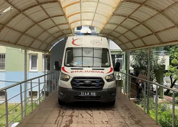 Caminin sadaka kutusundan hırsızlık kamerada