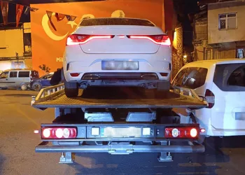 Orman işçilerinin yakınına yıldırım düştü, o anlar korkuya neden oldu