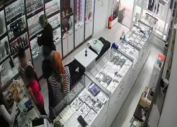 Samandağ’da şarampole devrilen otomobilin sürücüsü yaralandı