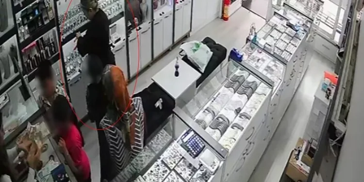 Samandağ’da şarampole devrilen otomobilin sürücüsü yaralandı