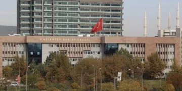 Samandağ’da şarampole devrilen otomobilin sürücüsü yaralandı