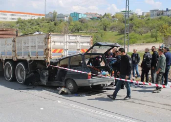 Kamyonun altına giren otomobildeki anne öldü, oğlu ağır yaralandı