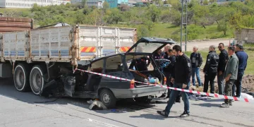 Kamyonun altına giren otomobildeki anne öldü, oğlu ağır yaralandı