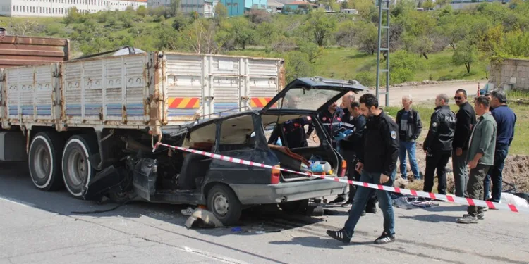 Kamyonun altına giren otomobildeki anne öldü, oğlu ağır yaralandı