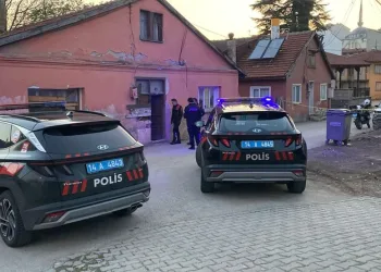 Kamyonun altına giren otomobildeki anne öldü, oğlu ağır yaralandı