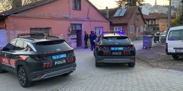 Kamyonun altına giren otomobildeki anne öldü, oğlu ağır yaralandı