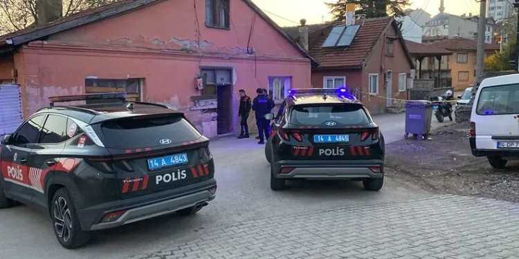Kamyonun altına giren otomobildeki anne öldü, oğlu ağır yaralandı