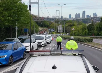 Kamyonun altına giren otomobildeki anne öldü, oğlu ağır yaralandı