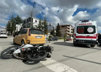 Kamyonun altına giren otomobildeki anne öldü, oğlu ağır yaralandı