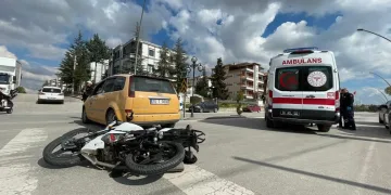 Kamyonun altına giren otomobildeki anne öldü, oğlu ağır yaralandı