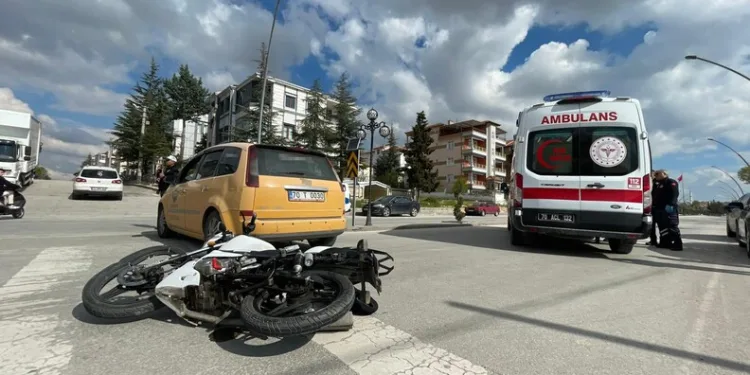 Kamyonun altına giren otomobildeki anne öldü, oğlu ağır yaralandı