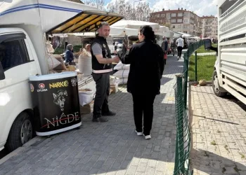 Kamyonun altına giren otomobildeki anne öldü, oğlu ağır yaralandı