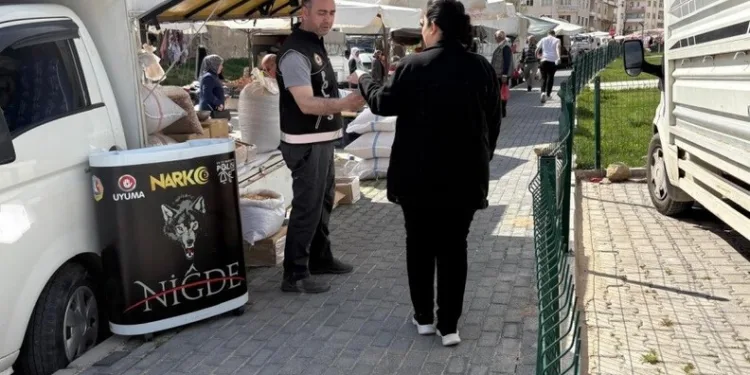 Kamyonun altına giren otomobildeki anne öldü, oğlu ağır yaralandı