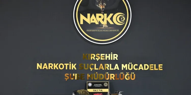 Kamyonun altına giren otomobildeki anne öldü, oğlu ağır yaralandı
