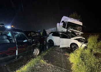 Uşak’ta TIR 6 aracı biçti. 4 kişilik aile yok oldu