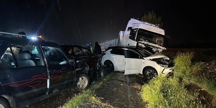 Uşak’ta TIR 6 aracı biçti. 4 kişilik aile yok oldu
