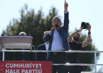 Özel’den Kılıçdaroğlu’na seçim teklifi: Kazananın elini öpeceğim